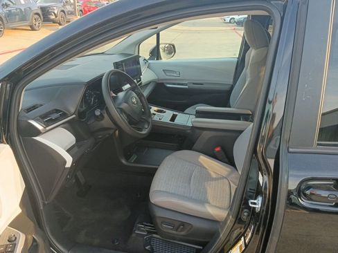 Used 2025 Toyota Sienna LE image 3