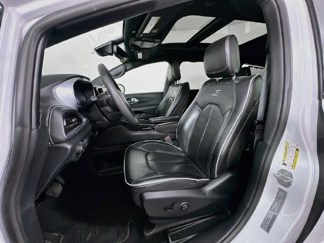 Used 2025 Chrysler Pacifica Limited FWD image 21