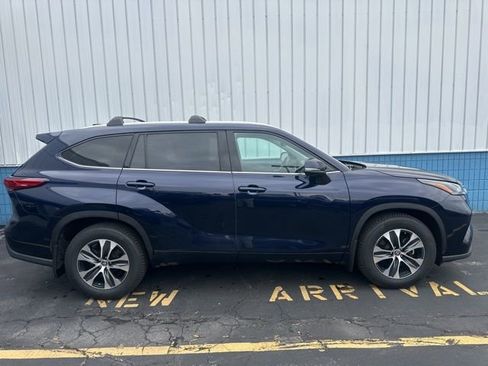 Used 2022 Toyota Highlander XLE image 2