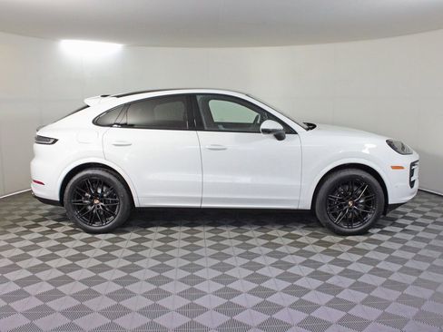 Used 2025 Porsche Cayenne Coupe image 9
