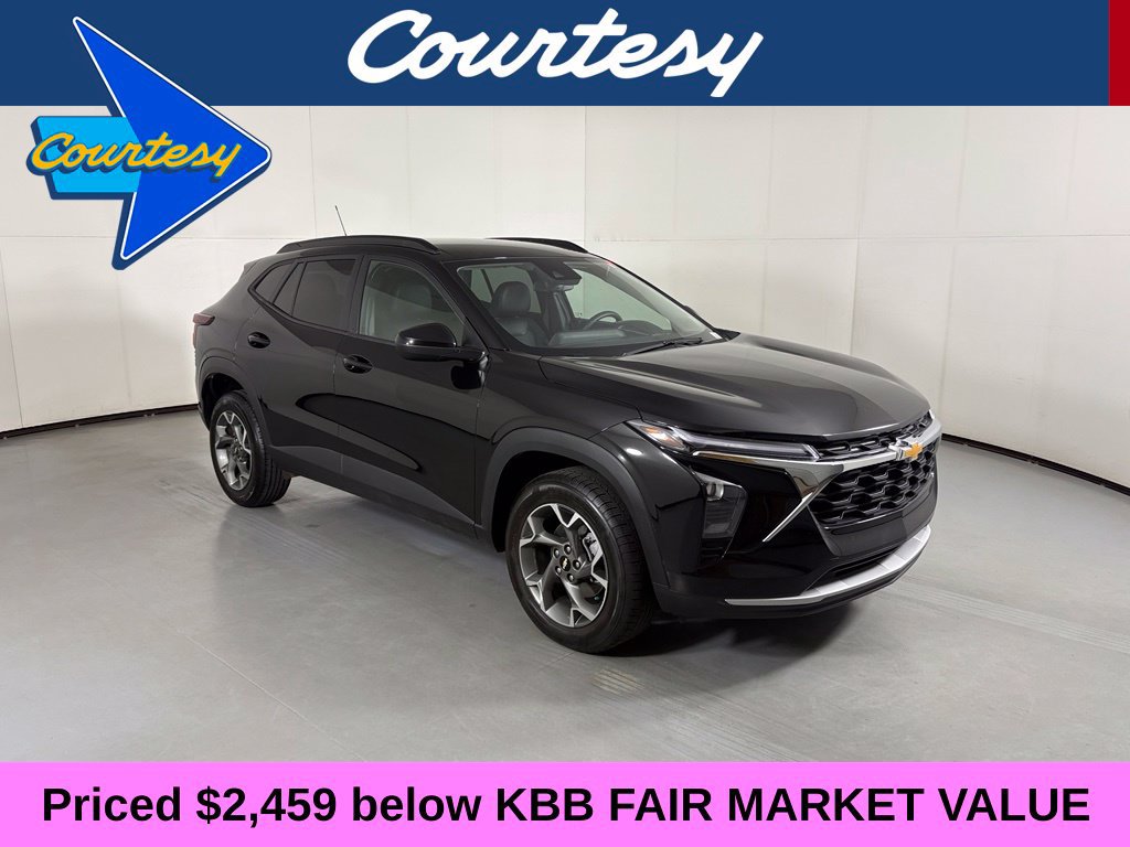 Used 2025 Chevrolet Trax LT FWD image 1