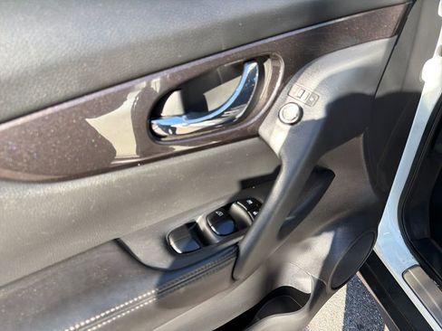 Used 2018 Nissan Rogue SV image 15