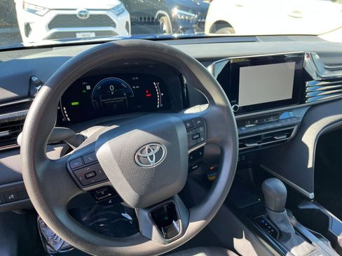 Used 2025 Toyota Camry LE image 28