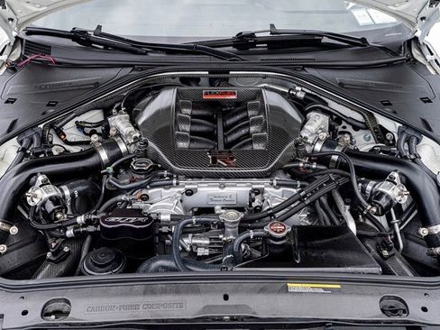Used 2018 Nissan GT-R Premium image 14