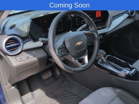 Used 2024 Chevrolet Trax LT w/ Driver Confidence Package FWD image 2