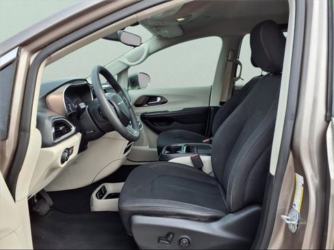 Used 2018 Chrysler Pacifica Touring Plus w/ Tire & Wheel Group image 12