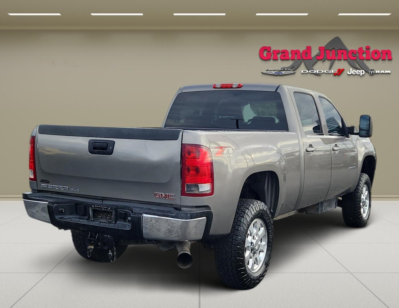 Used 2012 GMC Sierra 2500 SLE w/ SLE Preferred Package AWD/4WD image 4