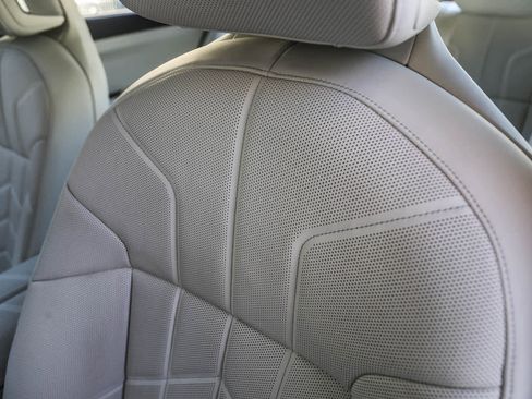 Used 2025 BMW 750e xDrive w/ Premium Package image 21