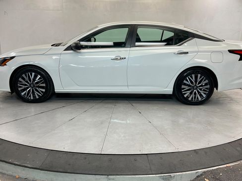 Used 2024 Nissan Altima 2.5 SV image 2