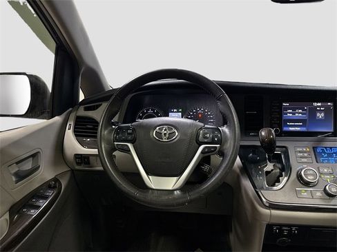 Used 2018 Toyota Sienna XLE image 23