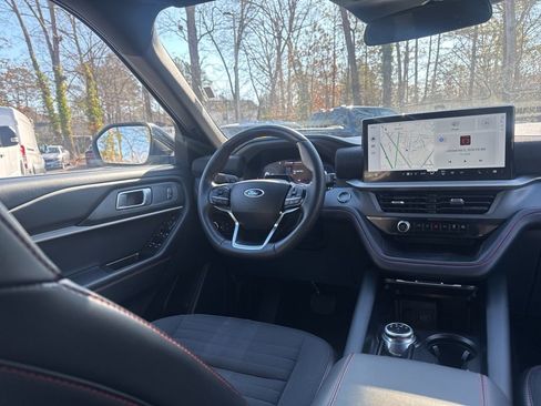 Used 2025 Ford Explorer ST-Line image 11