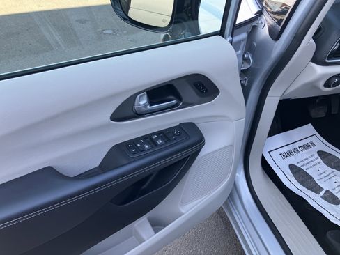 Used 2024 Chrysler Pacifica Touring-L image 17