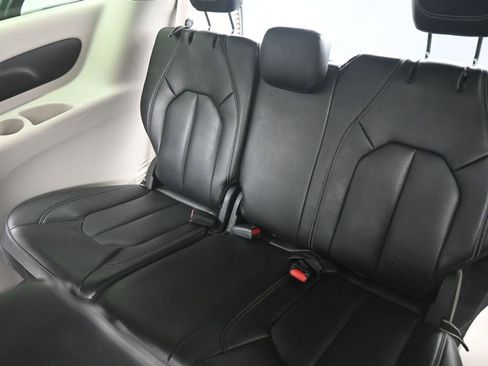 Used 2023 Chrysler Pacifica Touring-L image 18