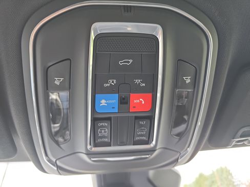 New 2025 Jeep Grand Cherokee Altitude image 28