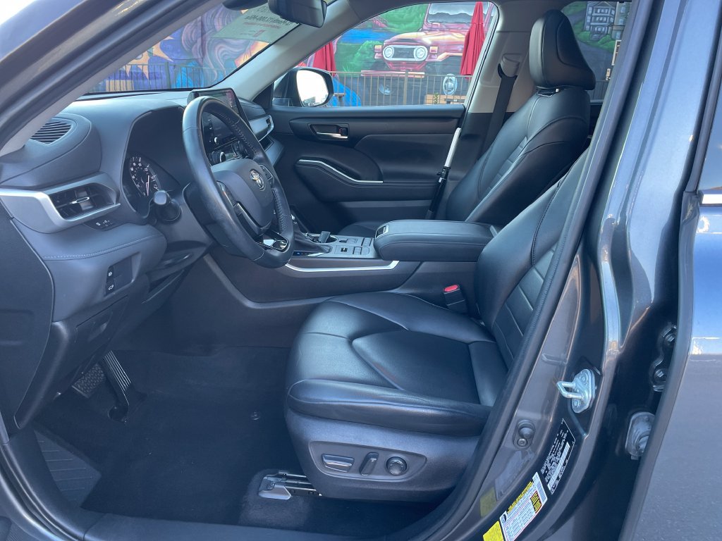 Used 2021 Toyota Highlander XLE AWD/4WD image 9