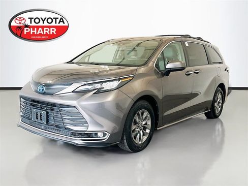 Used 2023 Toyota Sienna XLE FWD image 1