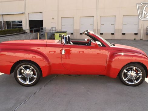 Used 2005 Chevrolet SSR w/ Preferred Equipment Group image 8