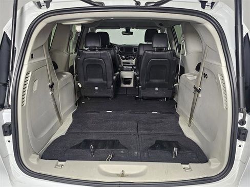 Used 2020 Chrysler Pacifica Touring-L image 21