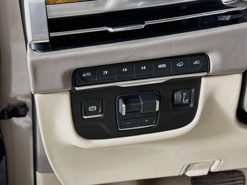Used 2025 Cadillac Escalade ESV Sport Platinum w/ LPO, Floor Liner Package AWD/4WD image 11