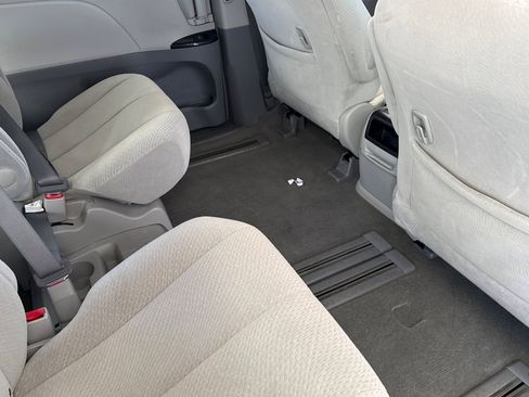Used 2012 Toyota Sienna LE image 28