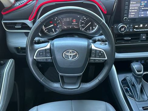 Used 2022 Toyota Highlander XLE AWD/4WD image 16