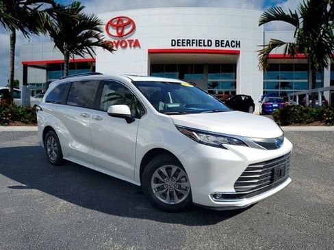 Used 2023 Toyota Sienna XLE image 1