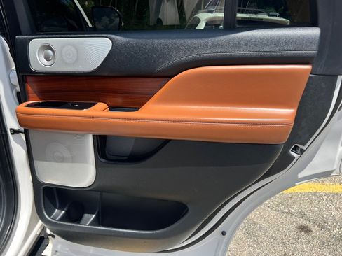 Used 2019 Lincoln Navigator Reserve AWD/4WD image 7