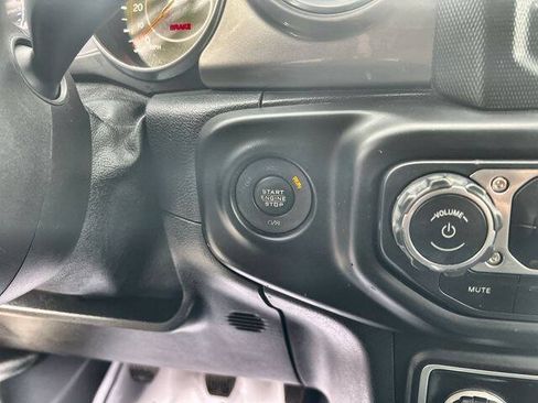 Used 2018 Jeep Wrangler Unlimited Sahara AWD/4WD image 16