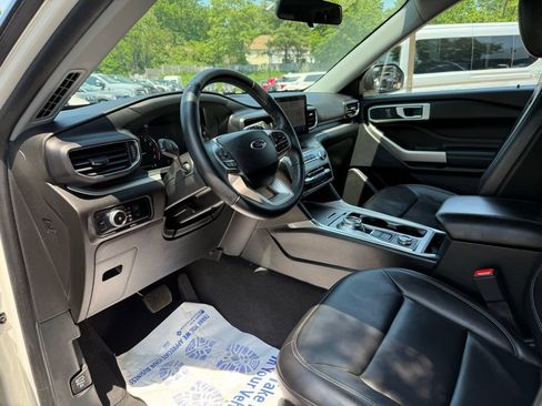Used 2022 Ford Explorer XLT w/ Equipment Group 202A AWD/4WD image 19
