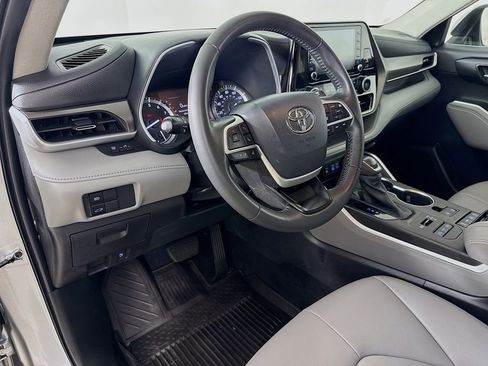 Certified 2022 Toyota Highlander XLE image 9