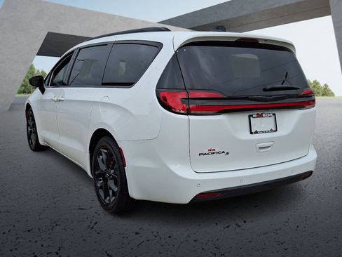 Used 2025 Chrysler Pacifica Limited FWD image 4