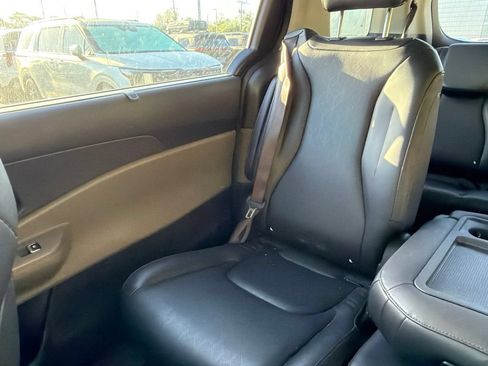 Certified 2025 Kia Carnival EX FWD image 20