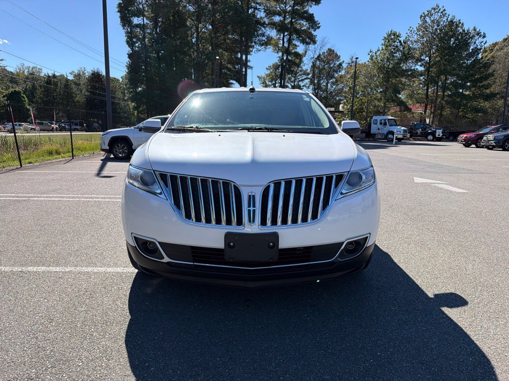 Used 2012 Lincoln MKX FWD image 3