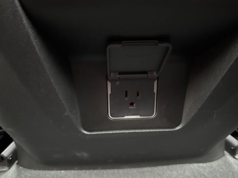 Used 2023 GMC Yukon SLT image 46