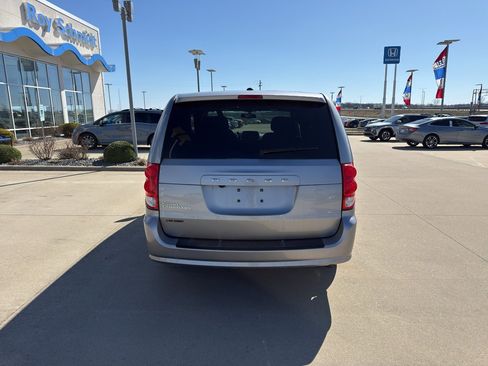 Used 2017 Dodge Grand Caravan SE image 6