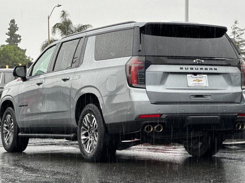 Used 2025 Chevrolet Suburban Z71 image 7