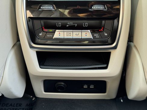 Used 2023 BMW X7 xDrive40i w/ M Sport Package AWD/4WD image 38