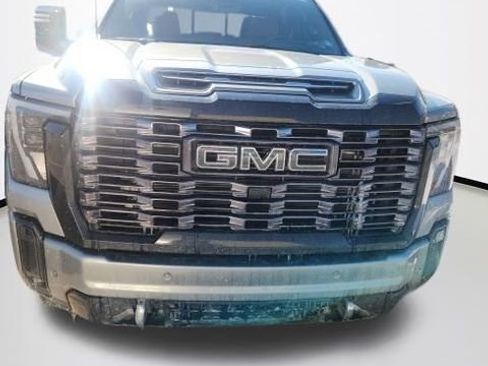 Used 2025 GMC Sierra 2500 Denali Ultimate image 2