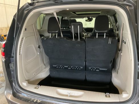 Used 2022 Chrysler Pacifica Limited AWD/4WD image 23