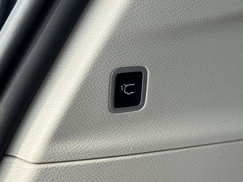 Used 2024 Chrysler Pacifica Touring-L image 19