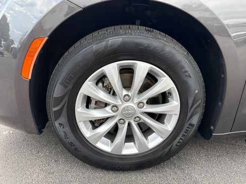 Used 2018 Chrysler Pacifica Touring-L Plus FWD image 9