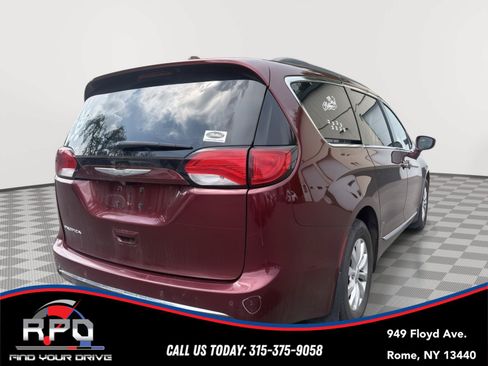 Used 2017 Chrysler Pacifica Touring-L FWD image 4