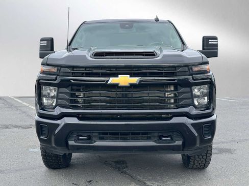 Used 2024 Chevrolet Silverado 2500 Custom w/ Custom Value Package image 8