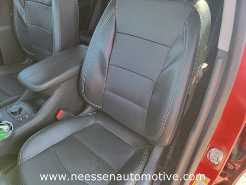 Used 2024 GMC Terrain SLT w/ Infotainment Package II image 17