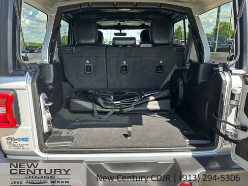 Used 2022 Jeep Wrangler Unlimited Rubicon 4xe w/ Cold Weather Group AWD/4WD image 8