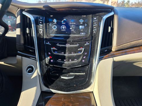 Used 2017 Cadillac Escalade Premium Luxury image 11