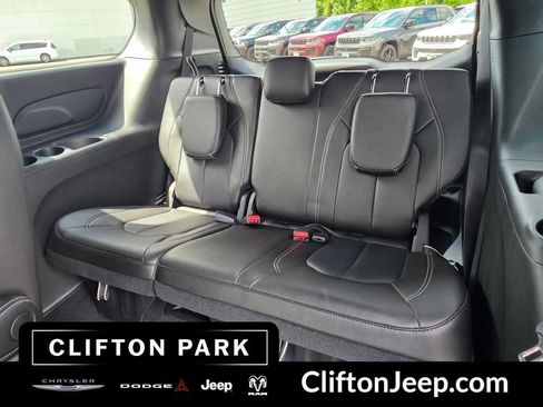 Used 2026 Chrysler Pacifica Select FWD image 13