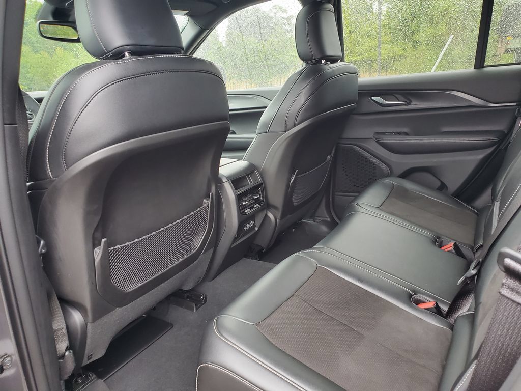 Used 2023 Jeep Grand Cherokee Altitude AWD/4WD image 10