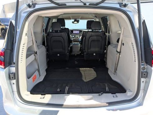 Used 2024 Chrysler Pacifica Touring-L image 12