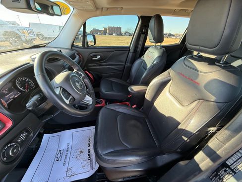 Used 2016 Jeep Renegade Trailhawk w/ Premium Trailhawk Package image 9